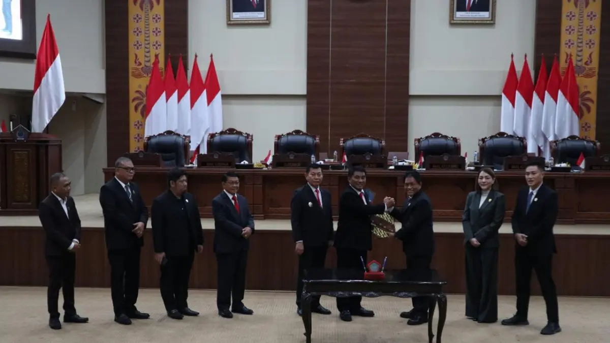 Penyerahan rekomendasi Pansus LKPJ Gubernur tahun 2025 di rapat paripurna, Kamis (23/4).