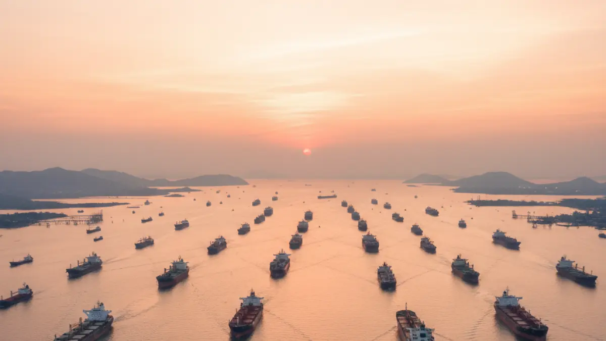 Selat Malaka, salah satu jalur pelayaran tersibuk di dunia, menjadi arena perdebatan setelah usulan pengenaan biaya tol oleh Indonesia, menyoroti kepentingan strategisnya di tengah ketegangan geopolitik global.