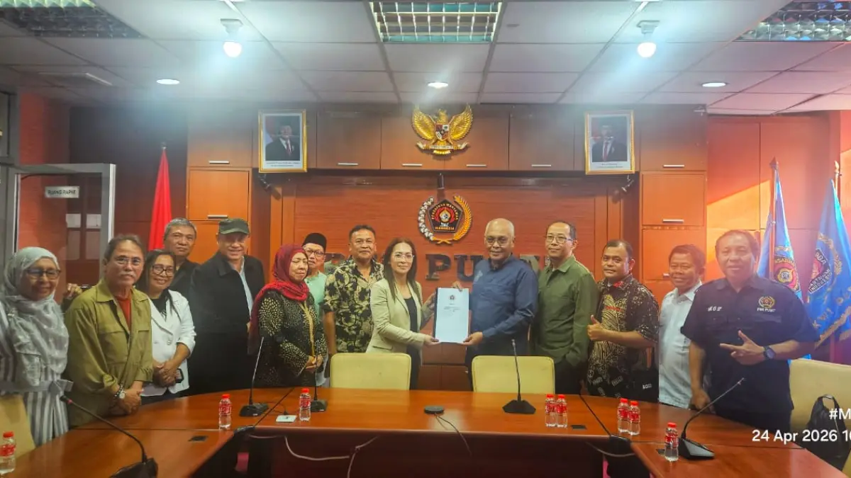 SOLID: Ketum PWI Pusat Akhmad Munir secara resmi menerima dokumen asli ketetapan formatur Kepengurusan PWI Provinsi Sulawesi Utara periode 2026–2031 dari Ketua Terpilih Sintya Bojoh. Dok istimewa 