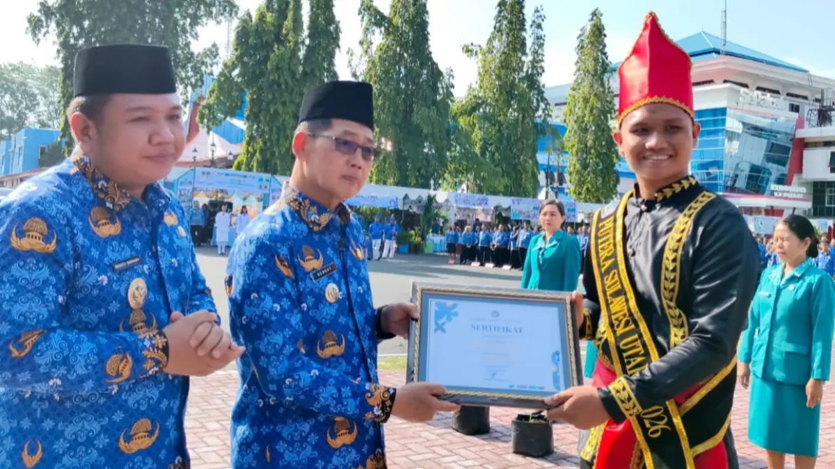 Wali Kota Bitung Hengky Honandar didampingi Wakil Wali Kota Bitung Randito Maringka menyerahkan sertifikat penghargaan kepada Putera Sulawesi Utara 2026 Henly Daniel Awumbas.(Dok Istimewa)