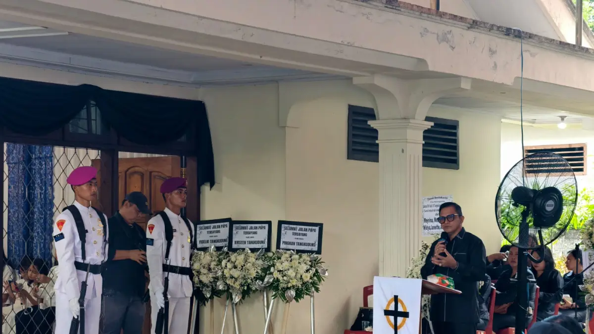 Mewakili keluarga Kepala Inspektorat Kabupaten Minahasa Utara Stephen Tuwaidan saat membawakan sambutan. 
