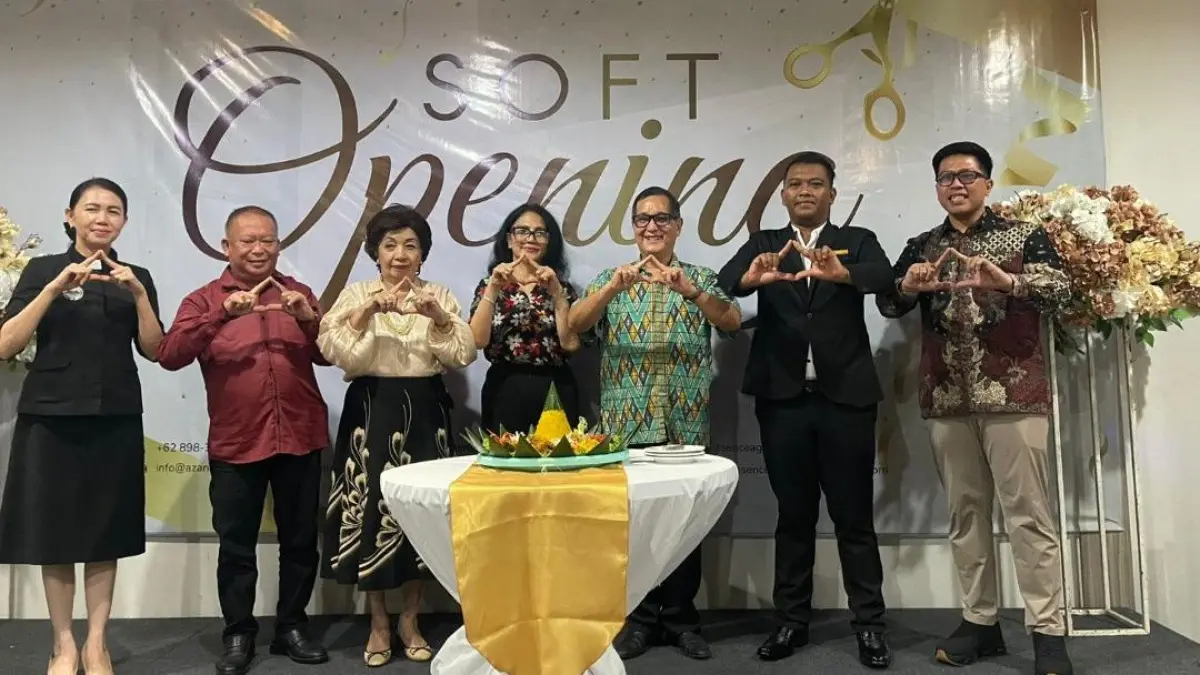 Owner Azana Essence Villa Agape, Hendry G. Tirayoh bersama seluruh Manajemen di acara soft launching, Sabtu (25/4).