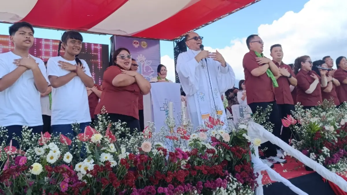 Pdt Adolf Wenas bersama jajaran Komisi Pelayanan Anak Sinode GMIM saat bernostalgia menyanyikan lagu ASM 