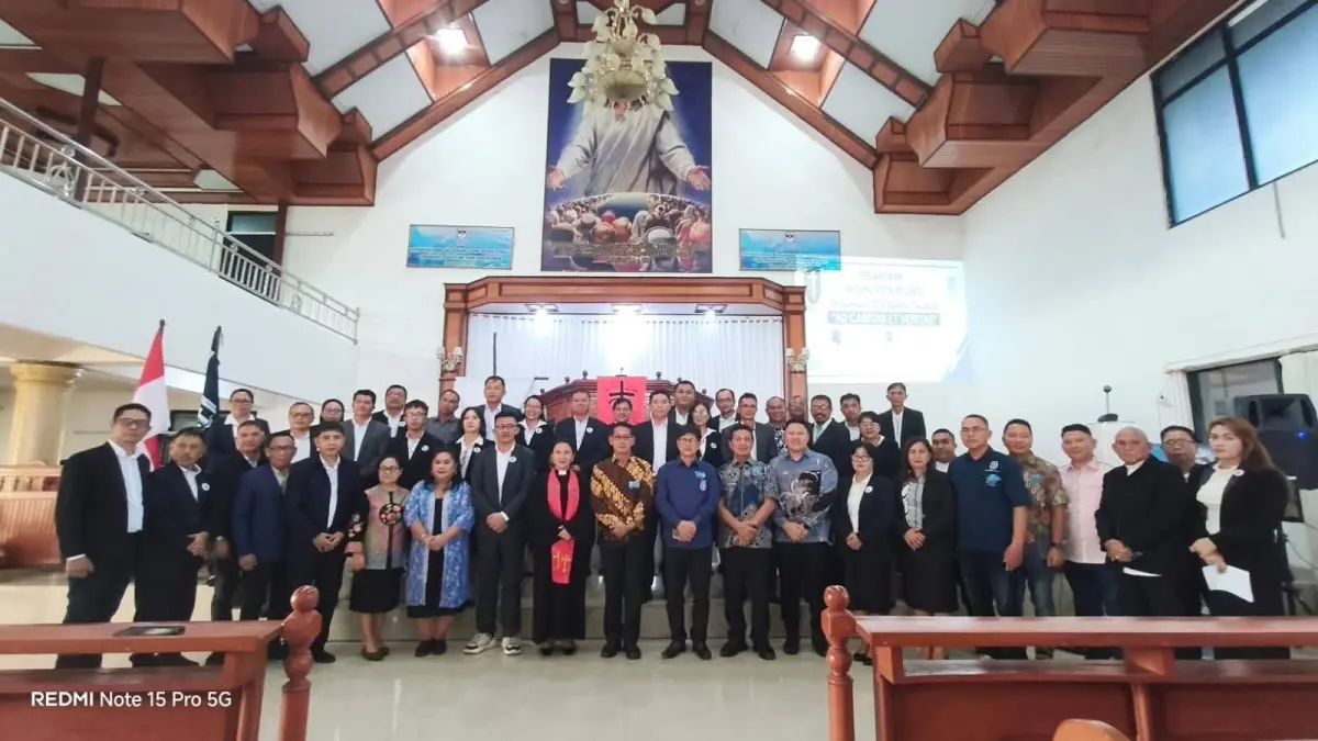 SINERGI: Wali Kota Bitung Hengky Honandar SE, menghadiri pelantikan Dewan Pengurus Cabang Persatuan Inteligensia Kristen Indonesia (PIKI) Kota Bitung periode 2026–2030 yang berlangsung di Gereja GMIM Tasik Tiberias, Jumat (24/04/26). (Foto FB)