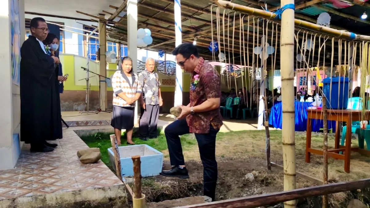 Bupati Michael Thungari meletakkan batu dasar menandai dimulainya pembangunan gedung Serbaguna Jemaat GMIST Samaria Bulude.