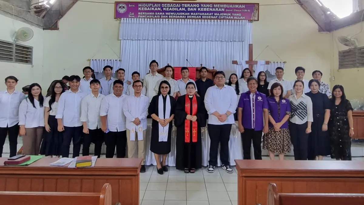 SAH: Foto bersama Panitia Pelaksana Remaja Teladan Sinode GMIM usai dilantik, Minggu (26/4) di Jemaat Samaria Pakowa, Wilayah Manado Tenggara