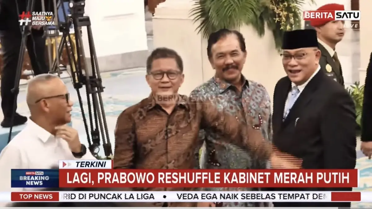 Akademisi Rocky Gerung terpantau berada di ruangan pelantikan pejabat negara (screenshot beritasatu)