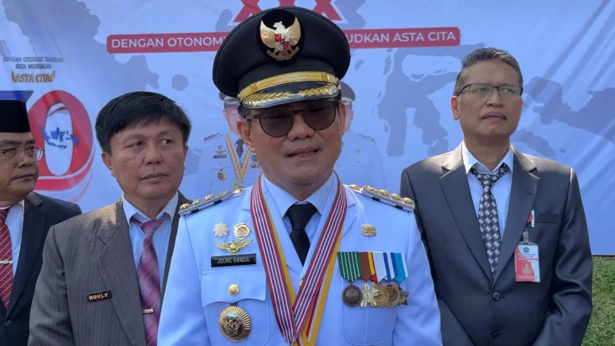 Bupati Minahasa Utara Joune Ganda Saat Didampingi Sekretaris Daerah Novel Wowiling dan Asisten Dua Pemkab Minut Robby Parengkuan saat di wawancarai awak media