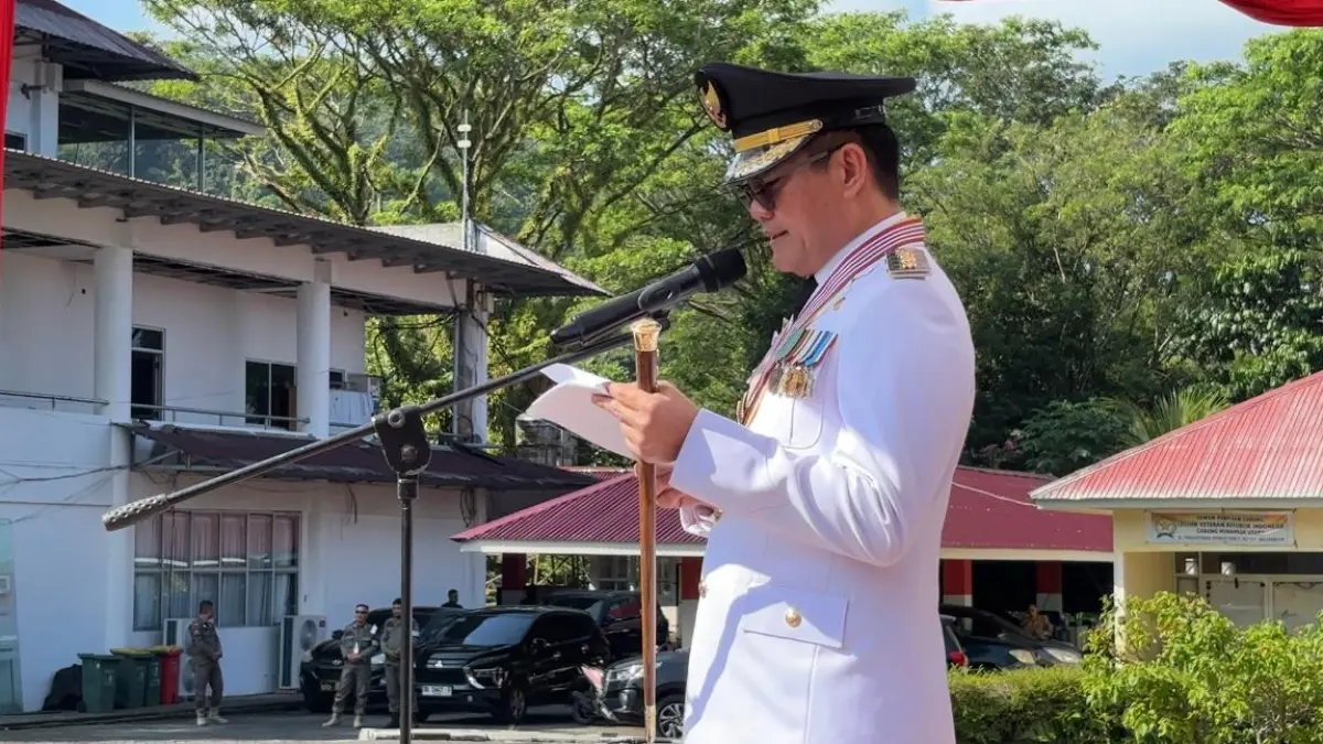 Bupati Minahasa Utara Joune Ganda saat membacakan amanat dalam upacara bendera memperingati Hari Otonomi Daerah (Otda) ke-XXX di Lapangan Upacara Pemkab Minut, Senin (27/04/2026).
