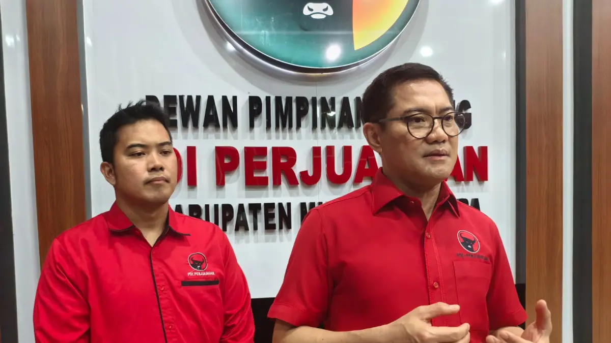 Ketua DPC PDIP Minut Joune Ganda didampingi Sekretaris DPC Yodi Longdong saat diwawancarai awak Media
