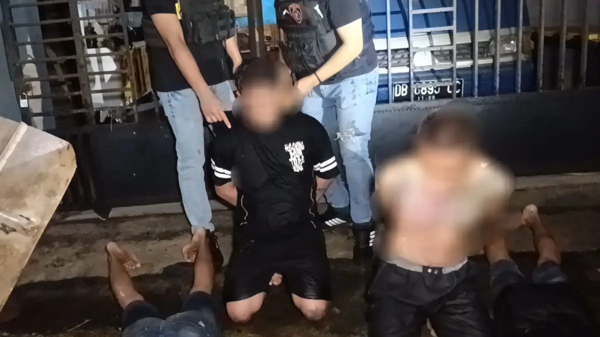 Tim Tarsius mengamankan dua pemuda yang kedapatan membawa sajam.(Dok Istimewa)