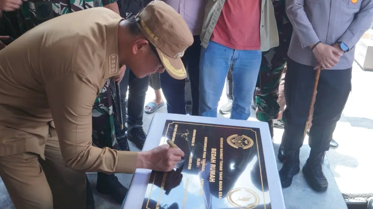 Wali Kota Bitung Hengky Honandar turut meresmikan bedah rumah TNI AL.(Dok Istimewa)