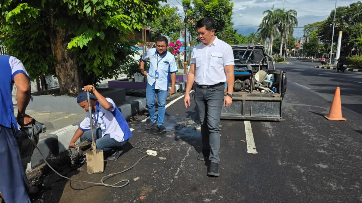 Direktur Perumda Air Minum Duasudara Bitung Alfred Salindedo mengawal langsung proses perbaikan.(Dok Istimewa)