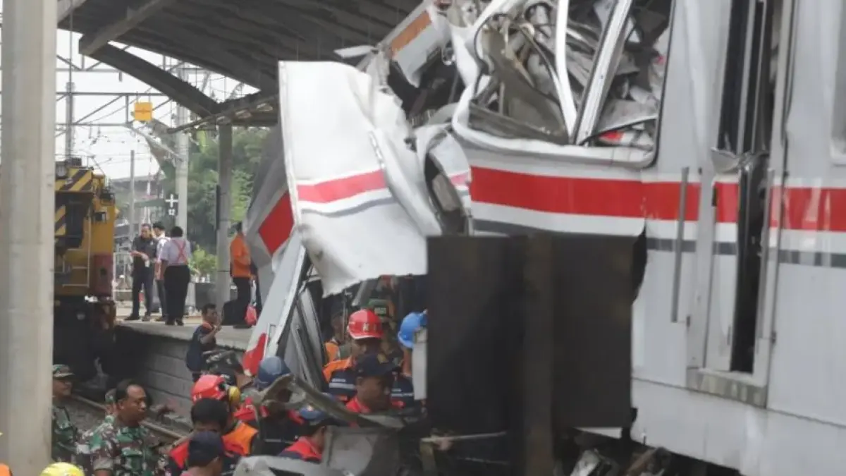 Evakuasi korban kecelakaan KRL di Bekasi