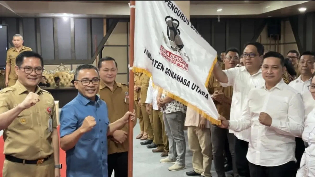 Ketua DPD Desa Bersatu Provinsi Sulawesi Utara, Stefanus BAN Liow saat meyerahkan petaka kepada Ketua DPD Desa Bersatu Kabupaten Minahasa Utara Joutje Dengah yang disaksikan Bupati Minahasa Utara Joune Ganda
