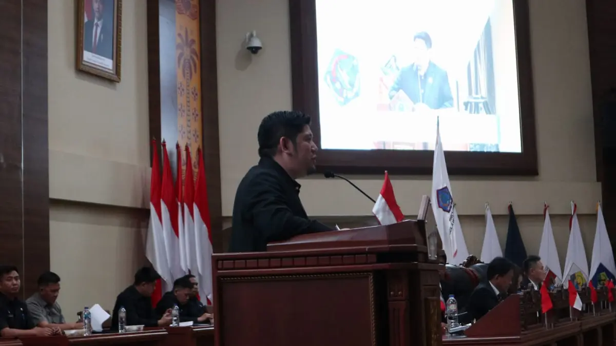 Ketua Pansus LKPJ Raski Mokodompit saat bacakan rekomendasi.