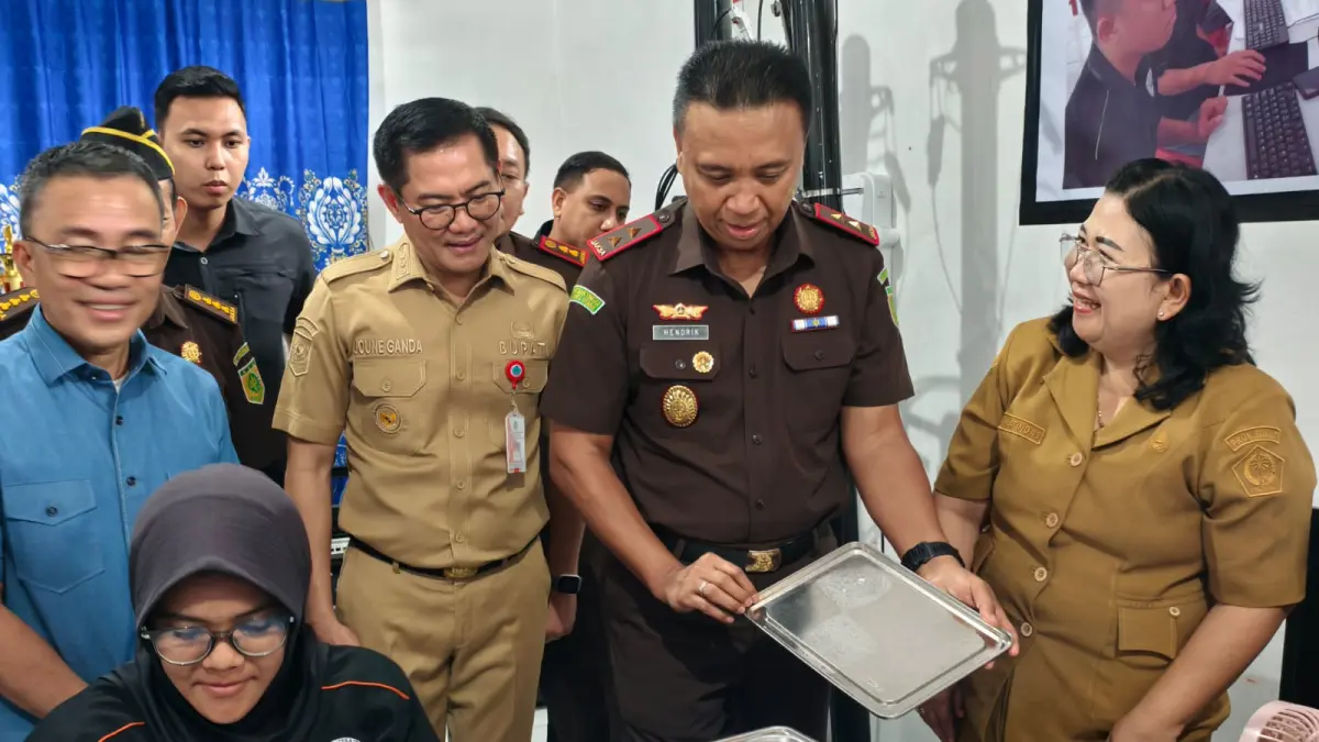 Turun Langsung-Kepala Kejaksaan Tinggi (Kajati) Sulawesi Utara, Jacob Hendrik Pattipeilohy, SH., MH bersama Senator Stefanus Ban Liow, Bupati Minahasa Utara Joune Ganda, serta Kepala Kejaksaan Negeri Minut Lingga Nuarie saat melakukan peninjauan MBG di SMK Negeri 1 Airmadidi. 
