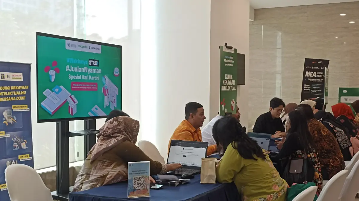 Pelaku UMKM perempuan mengikuti pelatihan digitalisasi dan penguatan bisnis dalam kolaborasi Tokopedia, TikTok Shop, dan Kemendag RI.