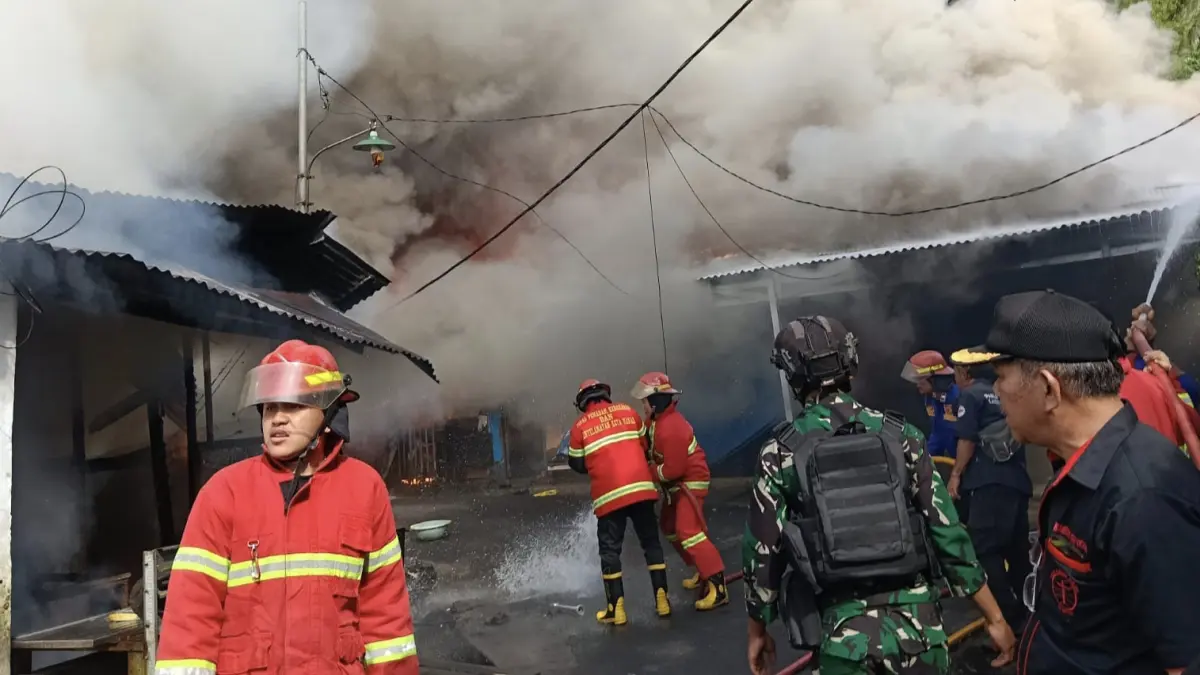 Petugas dan warga setempat berusaha memadamkan api yang sebabkan kebakaran sejumlah bangunan di Kelurahan Kairagi Weru, Kota Manado Selasa (28/4)