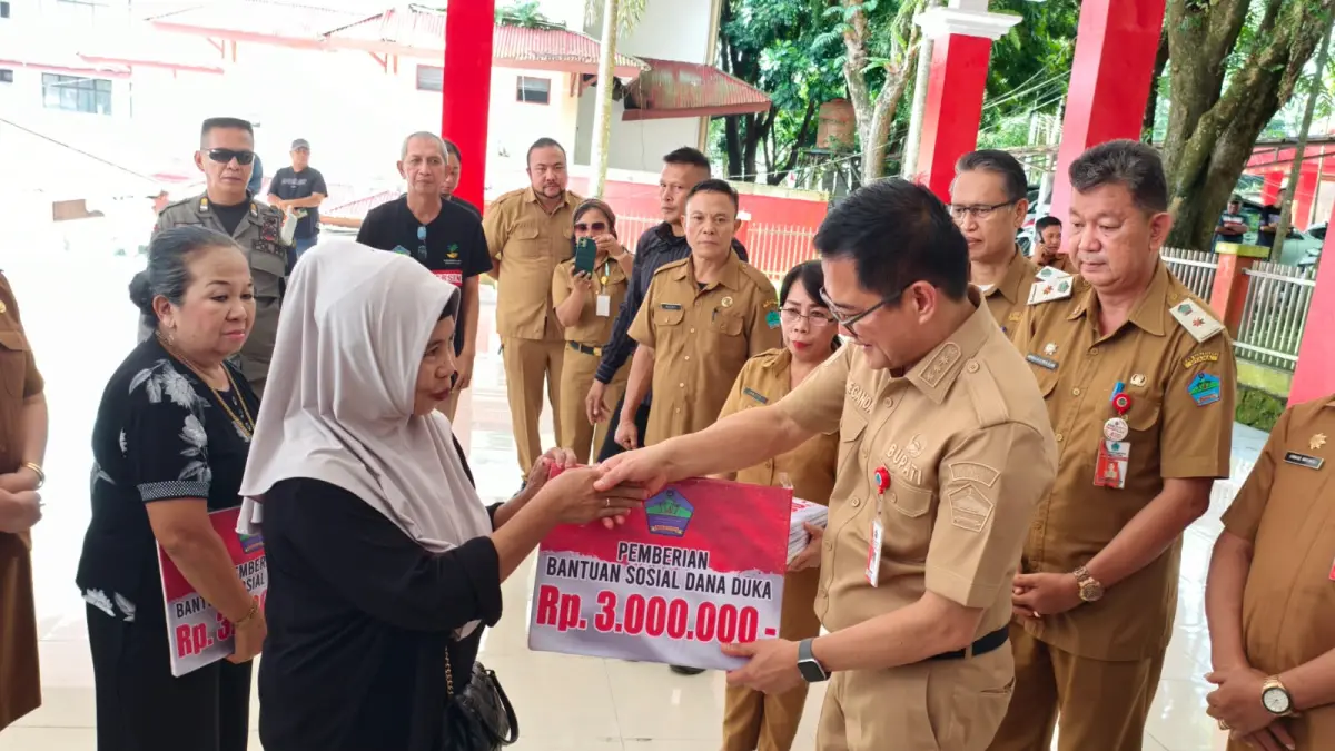 Salurkan Bantuan-Bupati Joune Ganda serahkan santunan duka secara simbolis kepada masyarakat