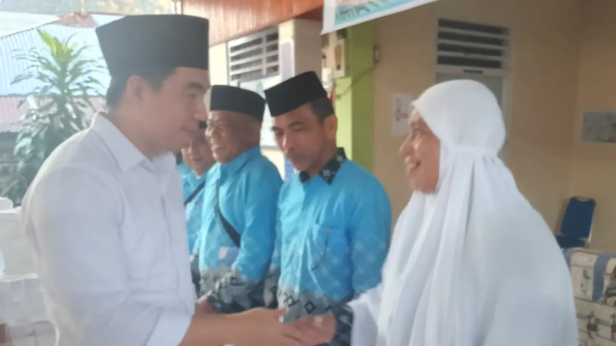 Bupati Michael Thungari saat melepas rombongan Haji asal Sangihe, Rabu (29/04/26).