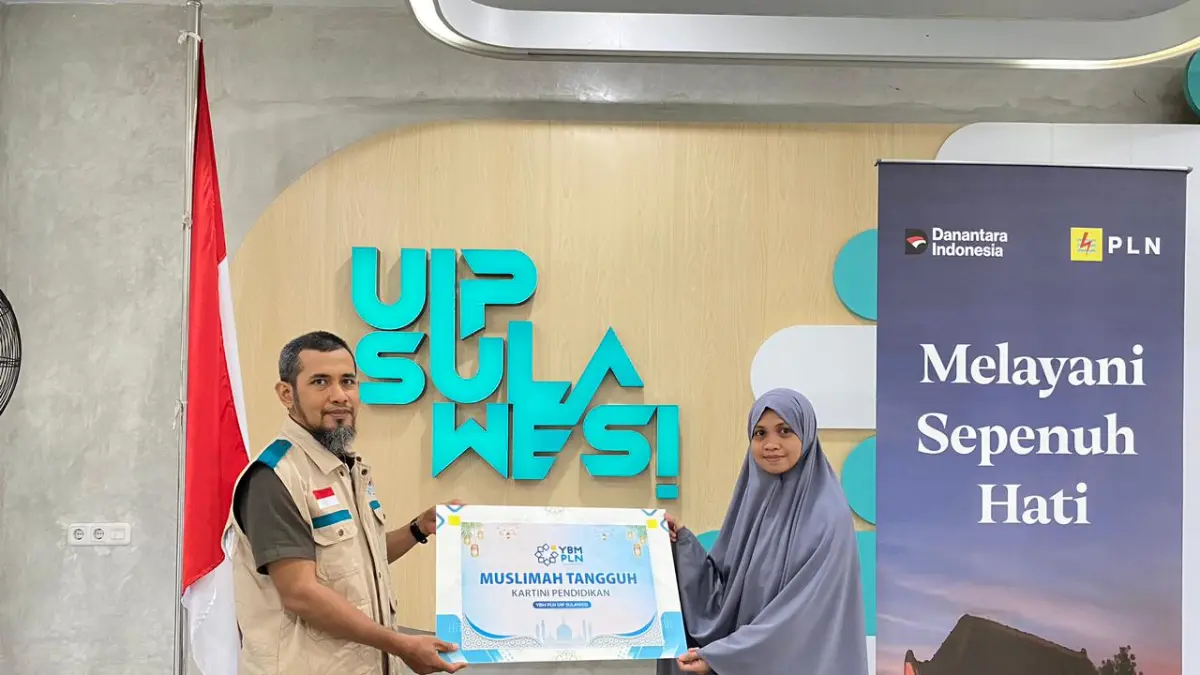PLN UIP Sulawesi salurkan insentif bagi para muslimah tangguh.