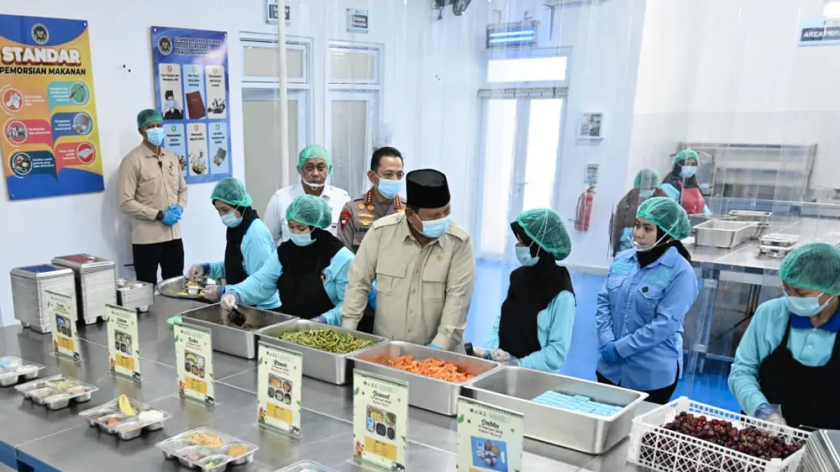 Presiden Prabowo Subianto memberi dukungan penuh pada pelaksanaan program MBG. Tampak presiden saat memantau salah satu dapur.
