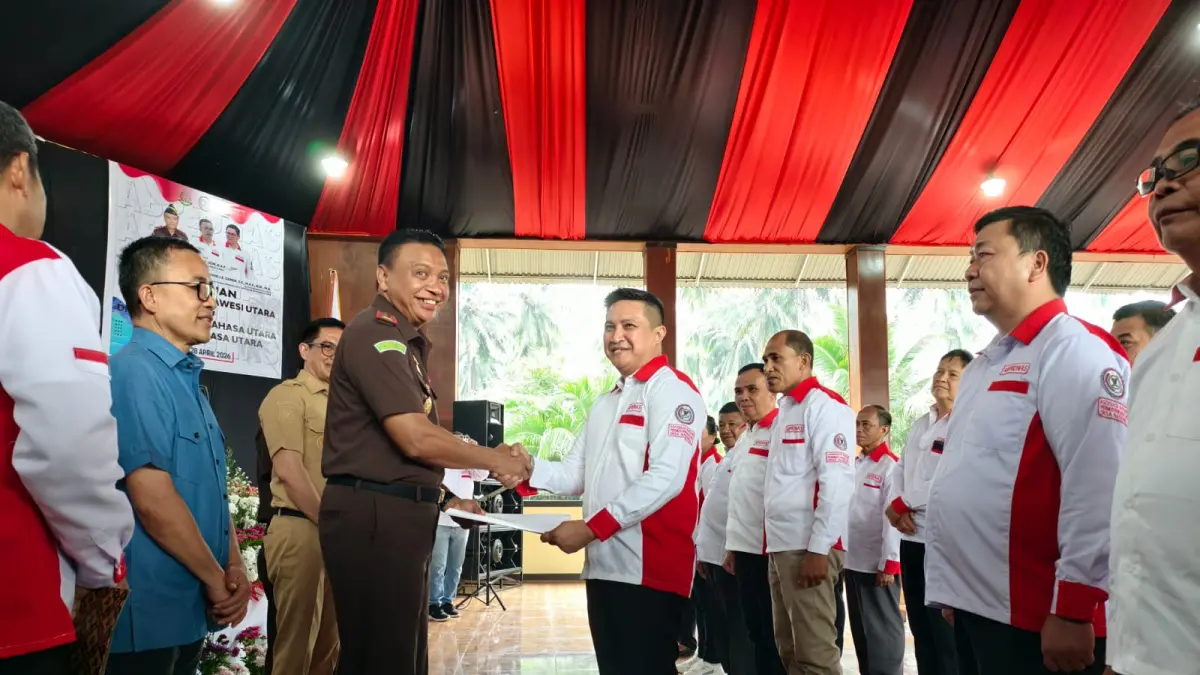 Sinergi- Kajati Sulut Jacob Hendrik Pattipeilohy yang juga Dewan pembina DPD ABPEDNAS Sulut saat memberikan SK Kepengurusan ke Ketua DPC ABPEDNAS Minahasa Utara Joutje Dengah.