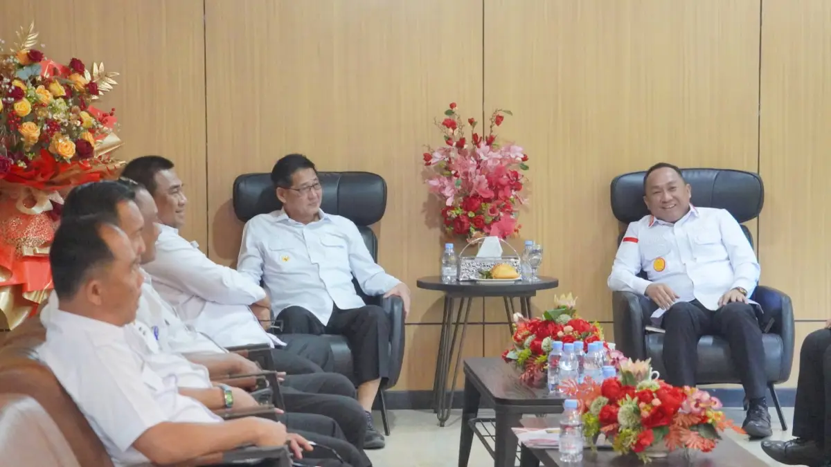 Wali Kota Bitung Hengky Honandar menerima audiensi Kepala Kantor Wilayah Kementerian Hukum Provinsi Sulawesi Utara Hendrik.(Dok Istimewa)