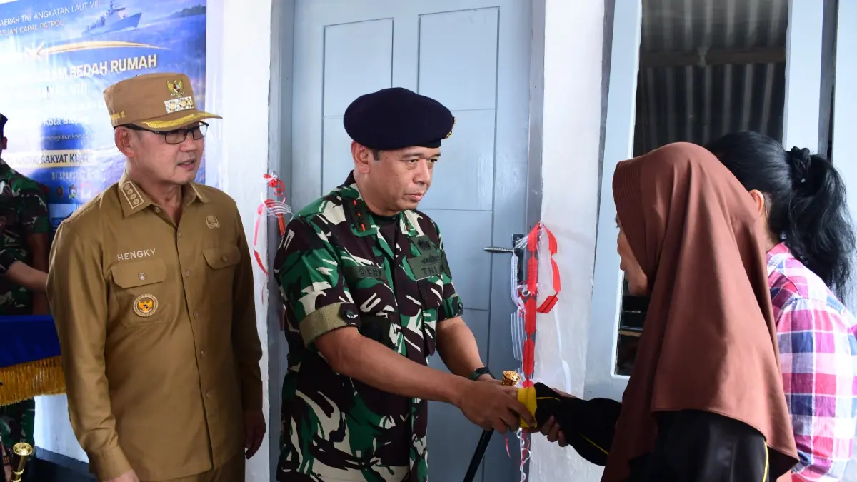Dankodaeral VIII Laksda TNI Dery Triesananto Suhendi saat meresmikan program bedah rumah nelayan di Bitung