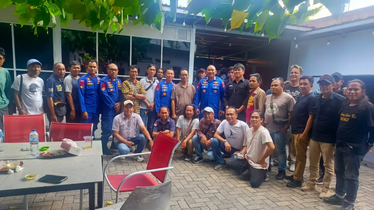 Dirpolairud Polda Sulut Kombes Pol Bayuaji Yudha Prajas bersama PWI Bitung.(Dok Istimewa)