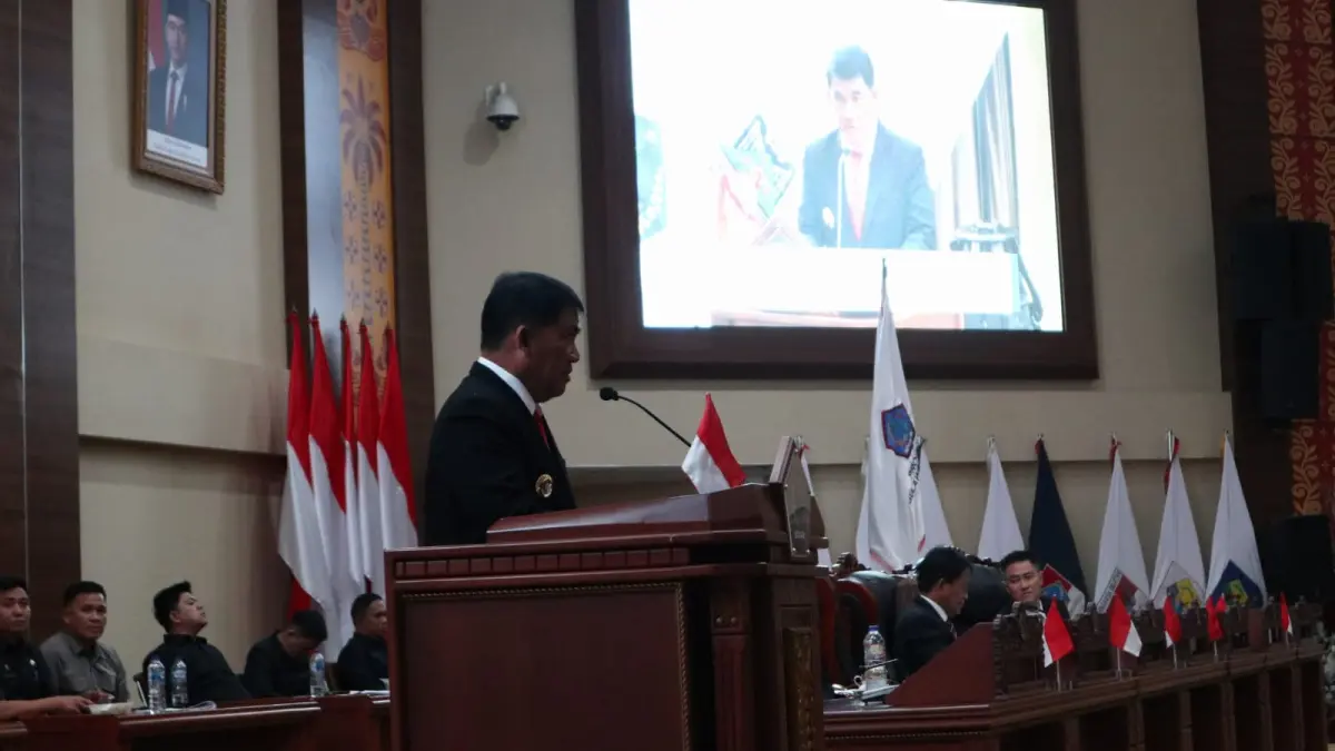 Gubernur Yulius Selvanus membawakan sambutan.