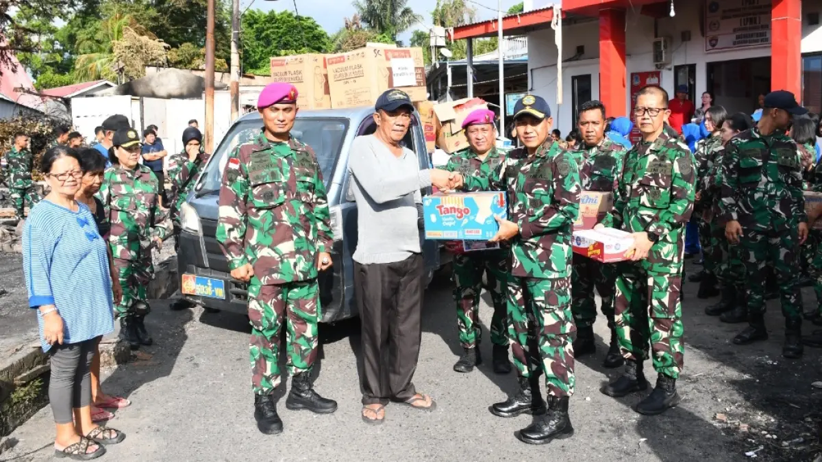 Jajaran Kodaeral VIII menyerahkan bantuan ke korban kebakaran di Kelurahan Kairagi Weru