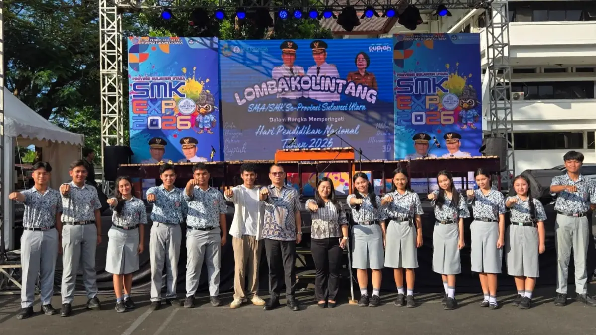 Kepala SMA Negeri 2 Bitung Maxy Awondatu SPd MPd bersama guru pembimbing dan murid-murid yang berhasil meraih juara dua lomba Kolintang se-Sulut.(Dok Istimewa)
