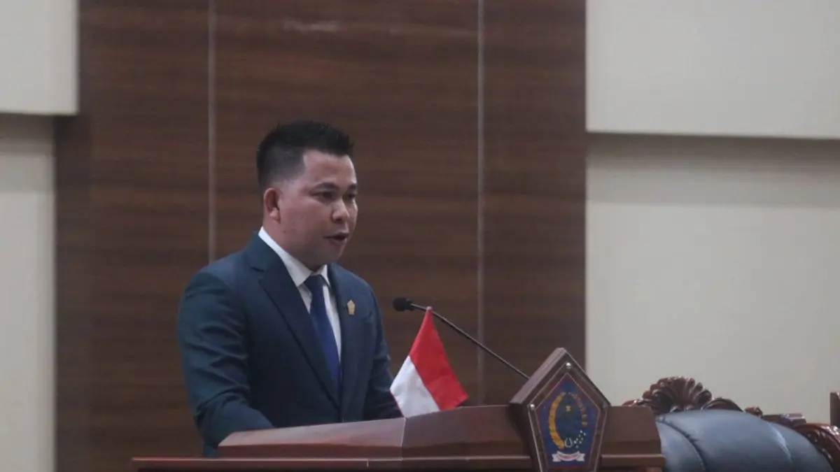 Laporan Komisi I oleh Braein Waworuntu.