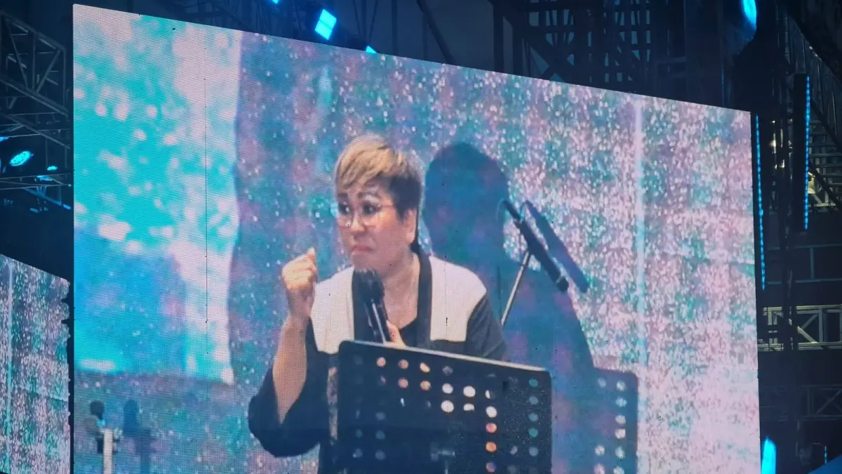 Pdt.Debby Basjir dalam KKR di manado rabu malam