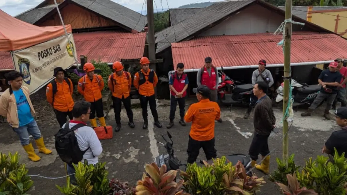 Personel Basarnas Sulut yang diturunkan untuk mencari seorang lansia yang diduga hilang di Tomohon
