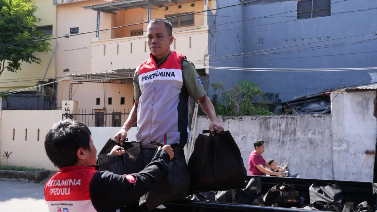 Pertamina Patra Niaga Sulawesi Salurkan Bantuan Ratusan Paket Sembako Jelang May Day 2026 di Sulawesi Selatan