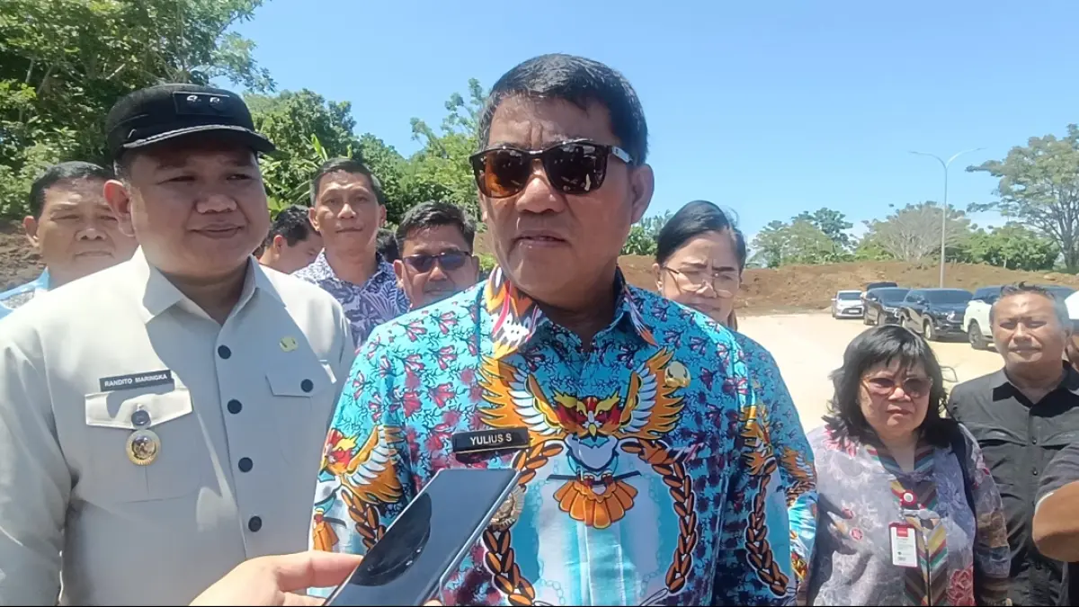 Wakil Wali Kota Bitung Randito Maringka mendampingi Gubernur Sulut Yulius Selvanus saat kunjungan di KEK Bitung.(Dok Istimewa)