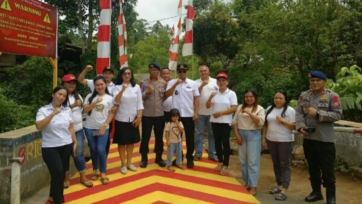 Wujudkan Kepedulian, Dansat Brimob Polda Sulut Resmikan Jembatan Desa Ranotongkor Timur