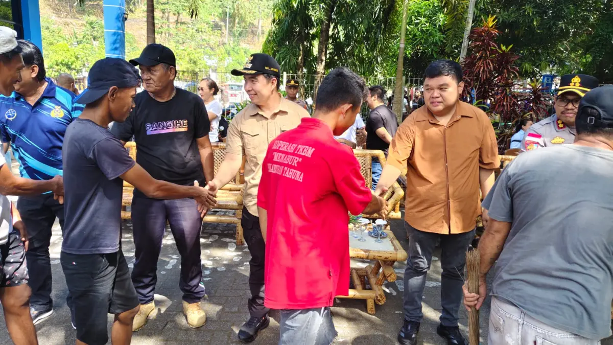 Bupati Michael Thungari (Kemeja Krem) dan Wabup Tendris Bulahari (Kemeja Coklat) menyapa para buruh Tenaga kerja Bongkar Muat di Pelabuhan Laut Tahuna, Jumat (01/05/26).