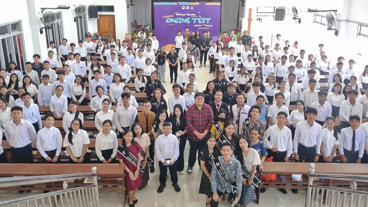 Foto bersama Peserta, Panitia Lokal Rayon 1 Manado, Panitia Sinode, Koordinatorium Rayon 1 Manado dan KPRS di sela-sela tes online Retel, Jumat (1/5)