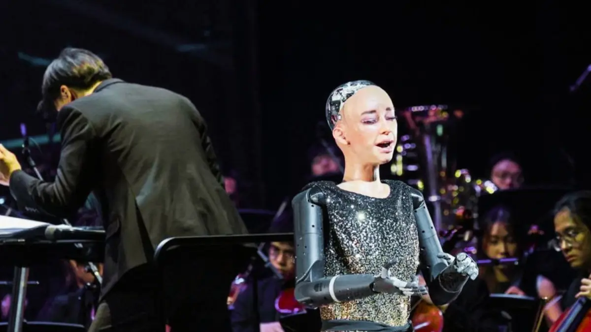 Robot Sophia Menyanyi