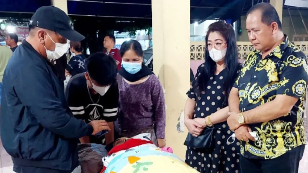 TURUT BERDUKA: Tokoh Masyarakat Kabupaten Minahasa Selatan (Minsel) Frede Aries Massie (kanan) bersama sang istri, Marini Lolowang, hadir untuk memberikan penghormatan terakhir kepada almarhum Bapak Jordy, warga asal Minahasa Selatan.