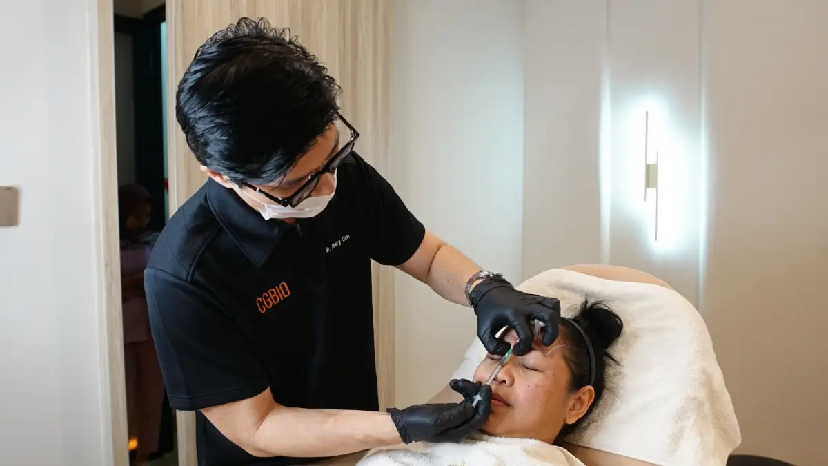 Dokter melakukan tindakan injeksi toksin botulinum secara presisi pada pasien, dengan pendekatan personal untuk hasil yang natural, aman, dan sesuai karakter wajah.