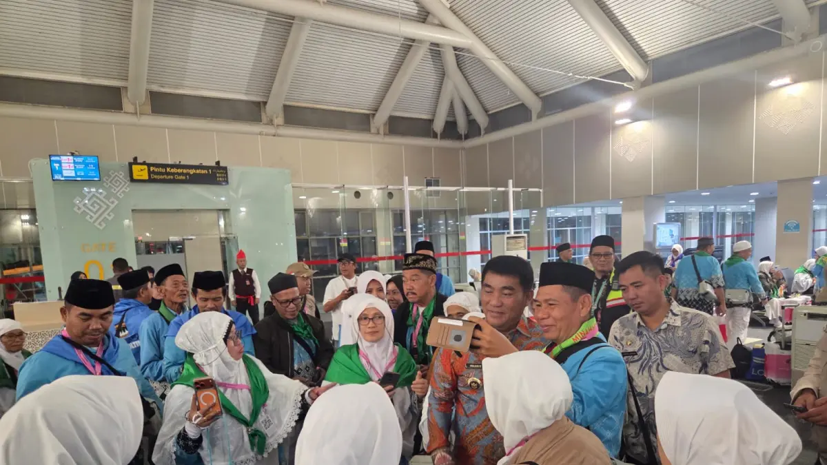 Gubernur Sulut Yulius Selvanus melepas para Calon Jemaah Haji asal Kota Sulut, Sabtu (2/5) 