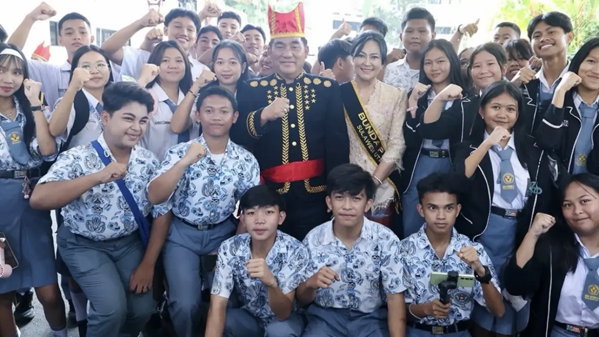 Gubernur Yulius Selvanus dan Ny Anik foto bersama siswa usai upacara Hardiknas.