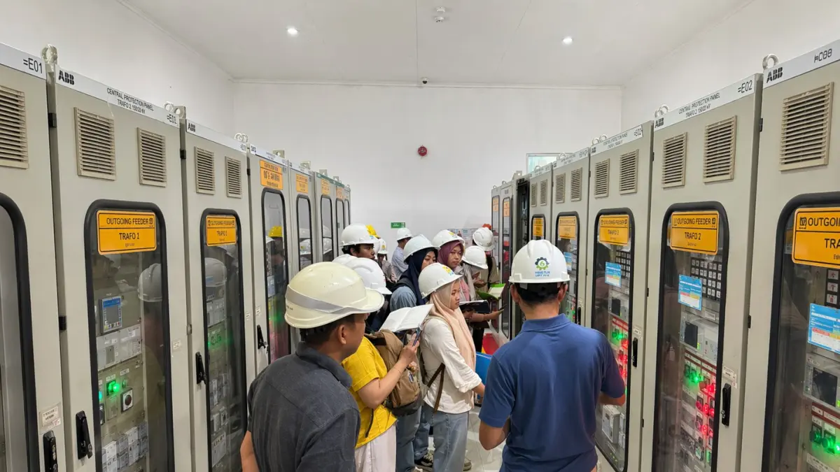 Mahasiswa Jurusan Teknik Elektro Fakultas Teknik Universitas Tadulako mengikuti kunjungan industri di fasilitas ketenagalistrikan PLN setelah memperoleh pembekalan materi di kampus. 