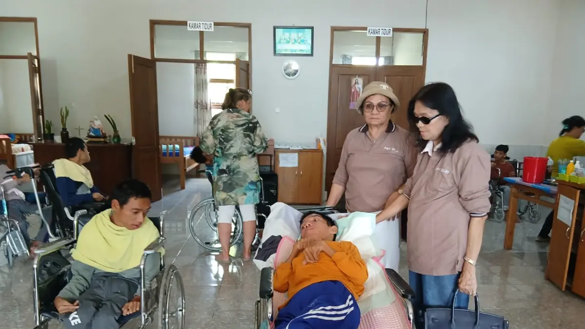 Paimpuluan Wewene Tonsea saat mendatangi Panti Sayap Kasih Tomohon.