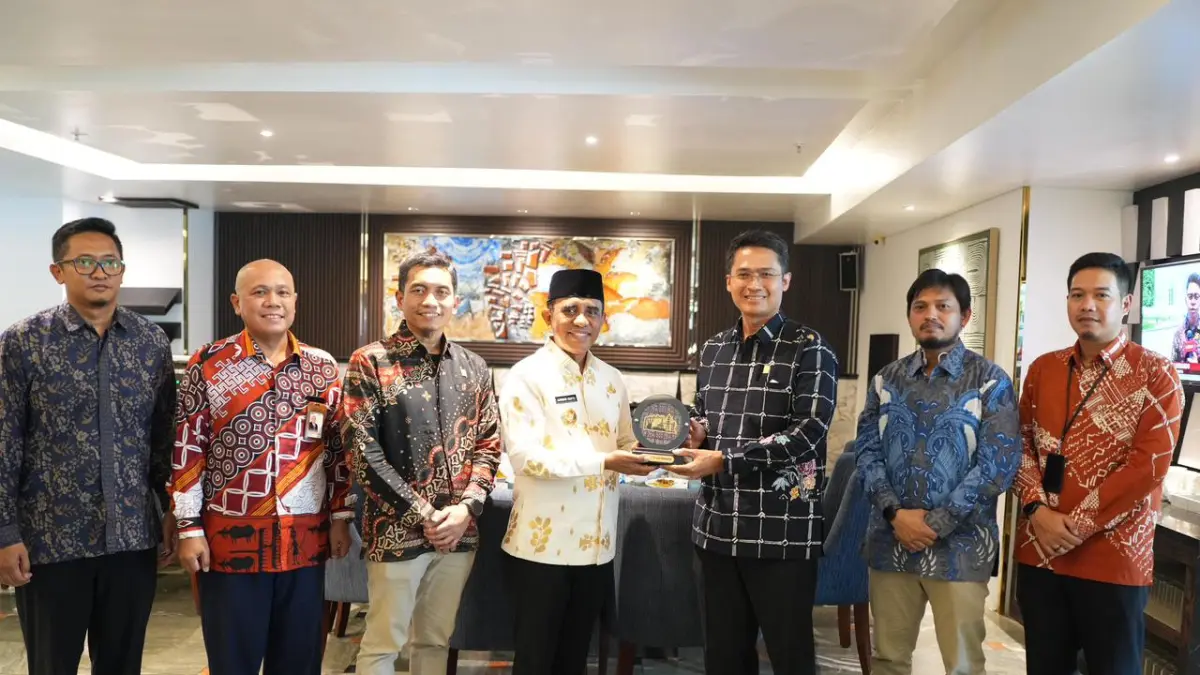 Gubernur Sulawesi Tengah, Bapak Anwar Hafid (tengah) menerima cenderamata dari General Manager PLN UIP Sulawesi, I Gusti Made Aditya San Adinatha (kanan) didampingi General Manager PLN Unit Induk Penyaluran dan Pusat Pengatur Beban (UIP3B) Sulawesi, Fermi Trafianto (kiri)
